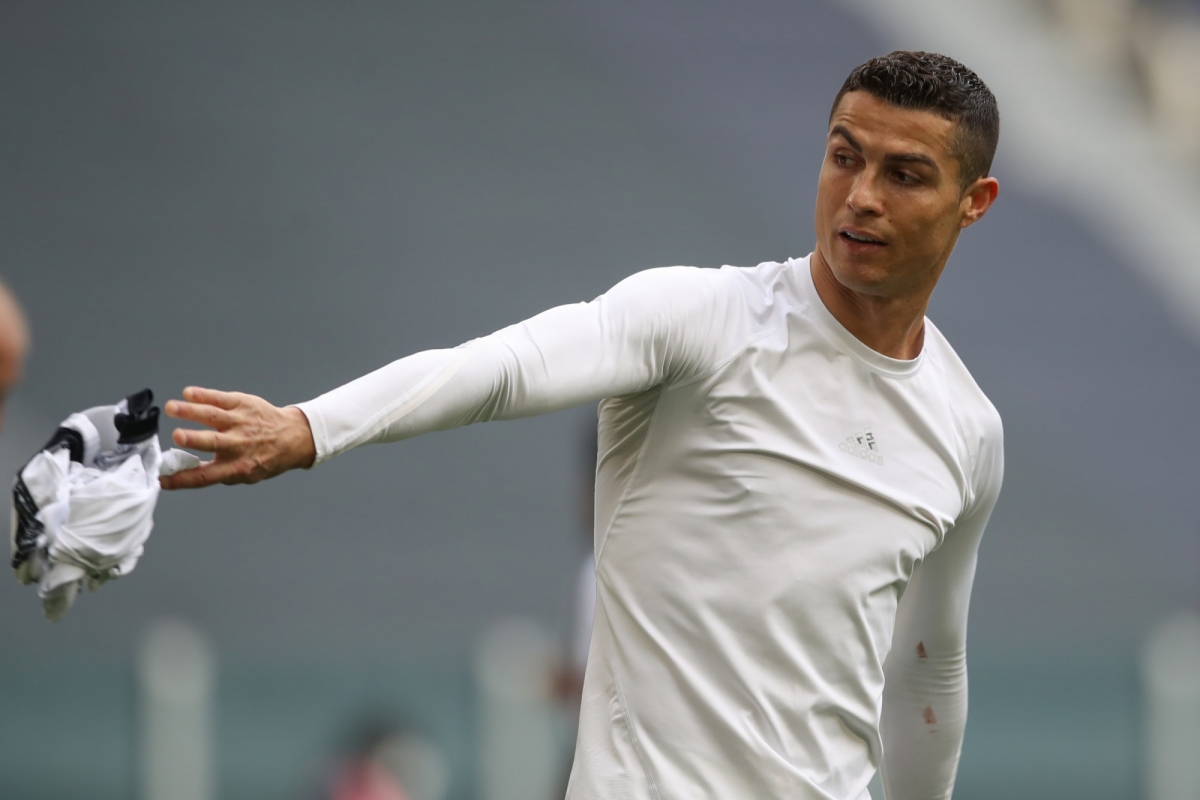Cristiano Ronaldo ném áo đấu Juventus sau trận thắng Genoa